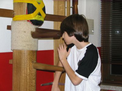 Sifu Junior an der Woodem Dummy "Holzpuppe"....frÃ¼h Ã¼bt sich!
